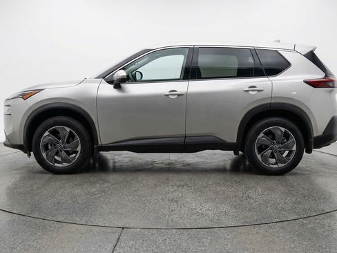 Used 2025 Nissan Rogue SV image 3