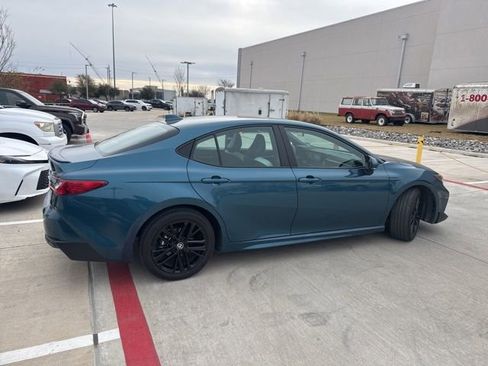 Used 2025 Toyota Camry SE image 3