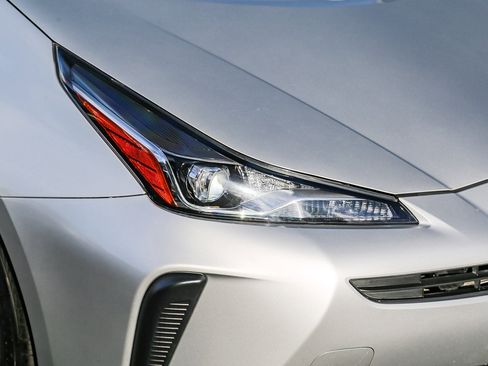 Certified 2020 Toyota Prius L Eco image 10