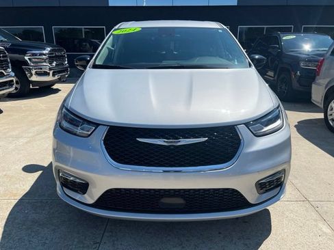 Certified 2024 Chrysler Pacifica Touring-L FWD image 2