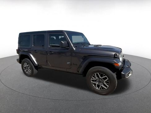 Used 2025 Jeep Wrangler Unlimited Sahara AWD/4WD image 2