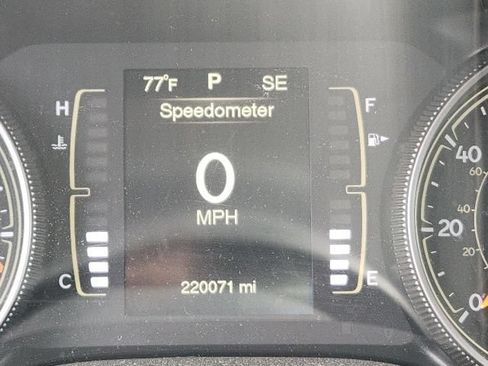 Used 2015 Jeep Cherokee Latitude AWD/4WD image 9