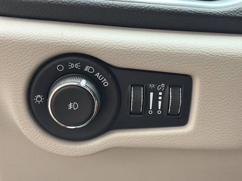 Used 2023 Chrysler Pacifica Limited image 23