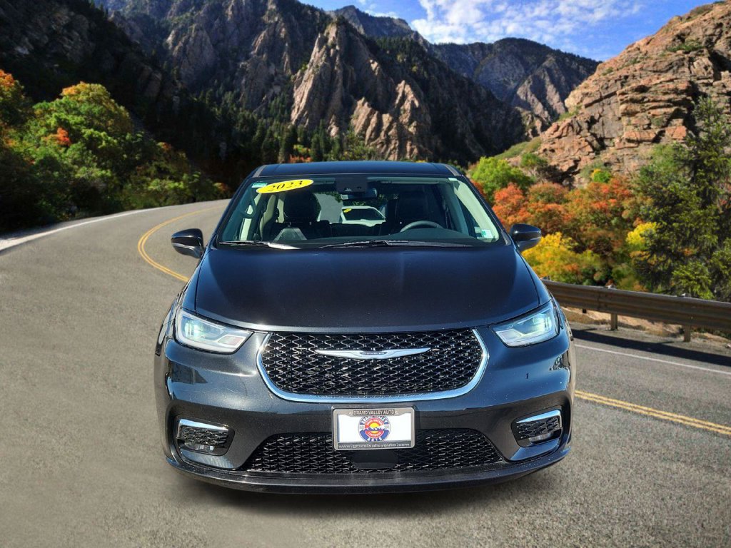 Used 2023 Chrysler Pacifica Touring-L FWD image 6