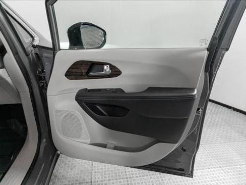 Used 2023 Chrysler Pacifica Limited FWD image 23