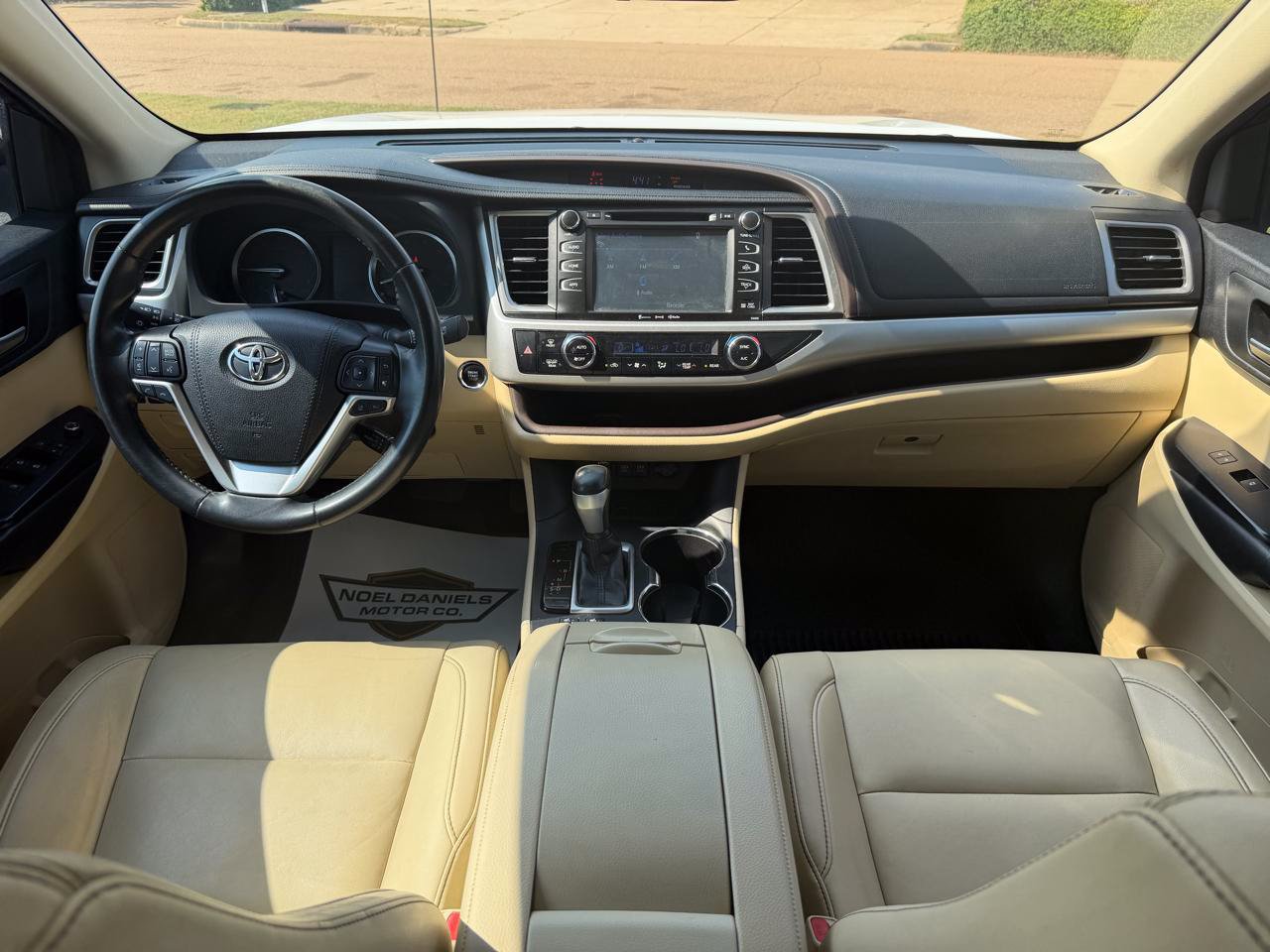 Used 2019 Toyota Highlander XLE FWD image 18