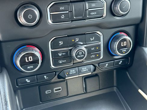 Used 2024 Chevrolet Suburban LT RWD image 19