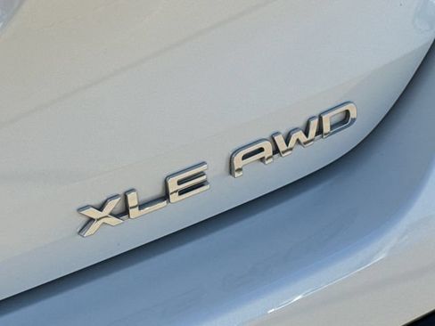 Used 2021 Toyota Highlander XLE AWD/4WD image 10