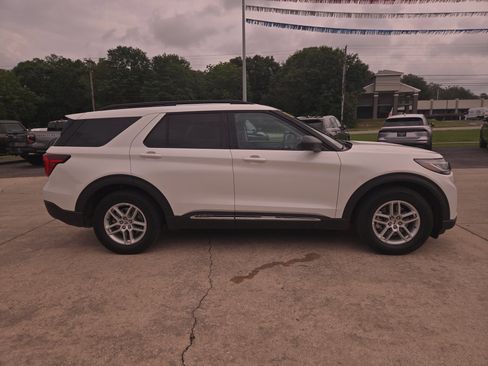 Used 2025 Ford Explorer Active w/ Active Comfort Package RWD image 5