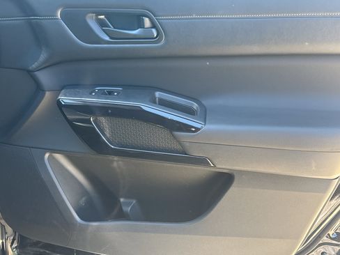 Used 2025 Nissan Pathfinder SV FWD image 14