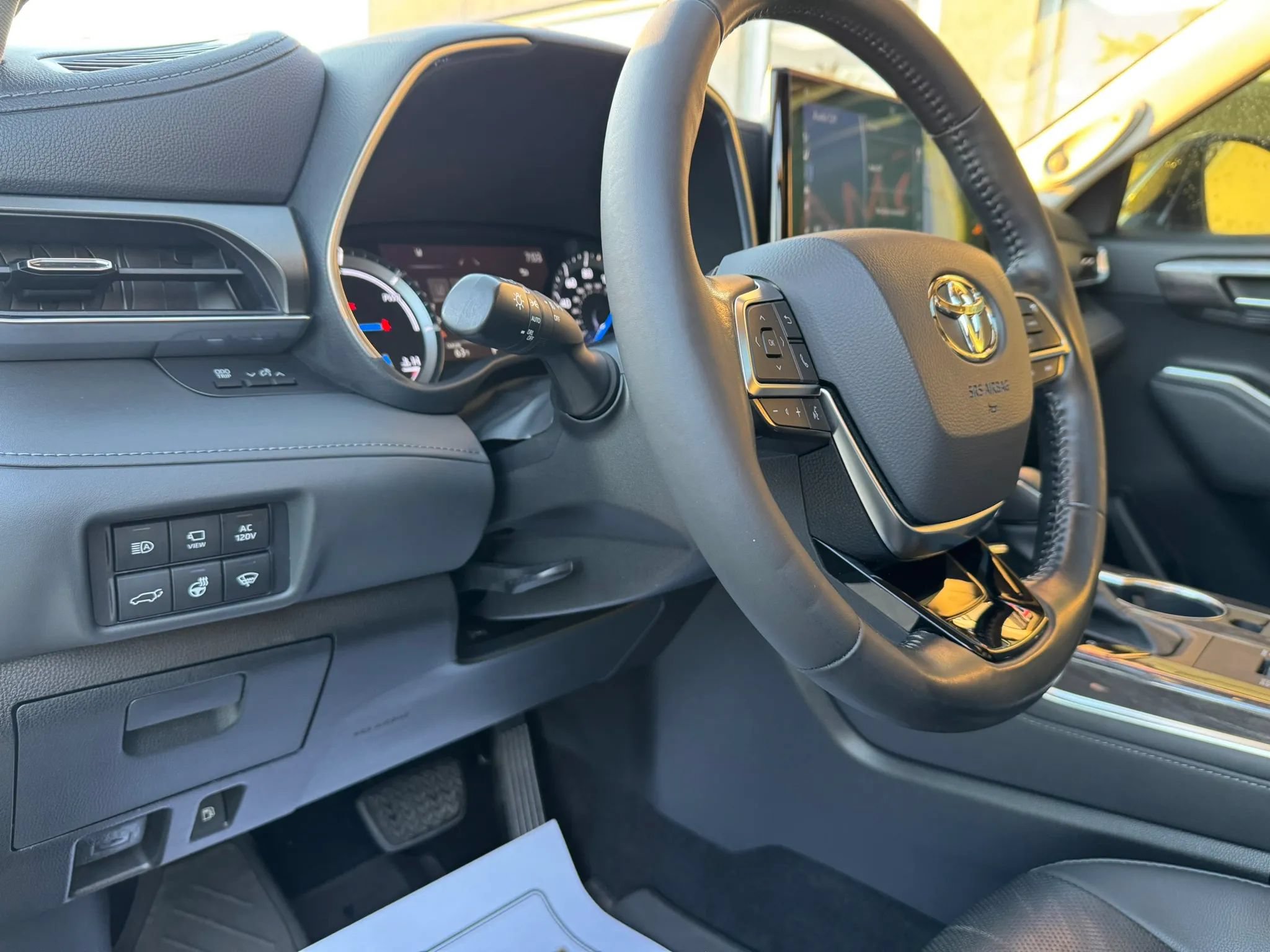 Used 2021 Toyota Highlander Limited FWD image 8