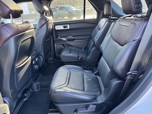 Used 2020 Ford Explorer Platinum w/ Premium Technology Package image 17
