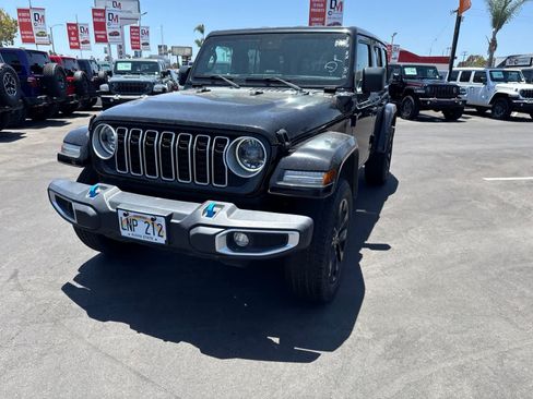 Used 2024 Jeep Wrangler Unlimited Sahara AWD/4WD image 3