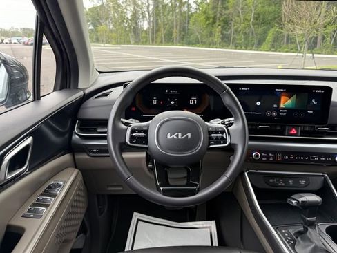 Used 2025 Kia Carnival FWD image 13