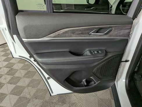 Certified 2025 Jeep Grand Cherokee Limited w/ Black Appearance Package AWD/4WD image 30