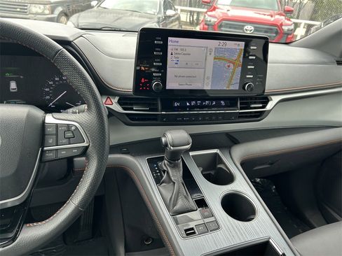 Used 2022 Toyota Sienna XSE image 18