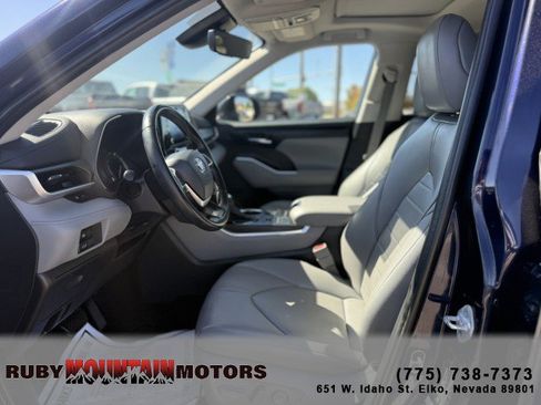 Used 2022 Toyota Highlander XLE image 11