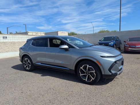 Used 2025 Chevrolet Equinox EV LT w/ Convenience Package image 6