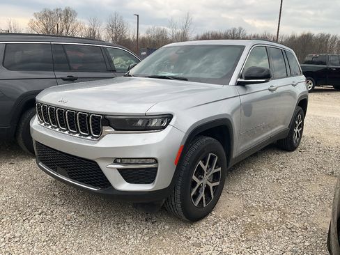 Used 2024 Jeep Grand Cherokee Limited image 2