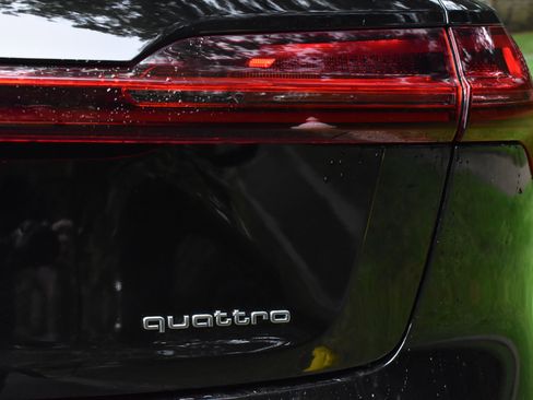 Used 2021 Audi e-tron Premium w/ Convenience Plus Package image 18