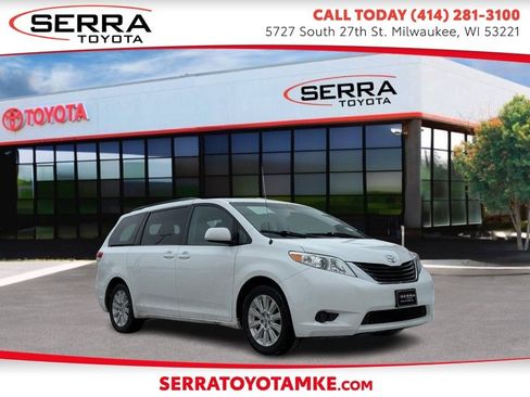 Used 2014 Toyota Sienna LE image 1