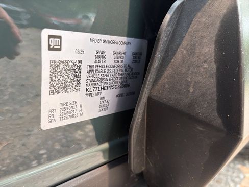 Used 2025 Chevrolet Trax LT FWD image 28