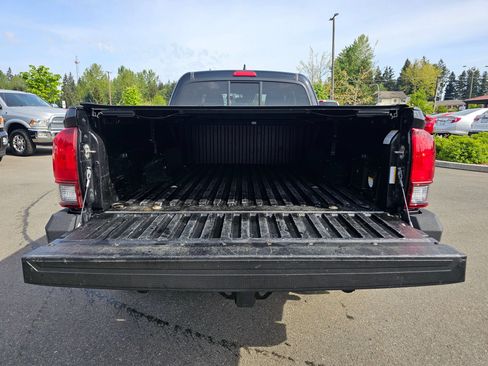 Used 2019 Toyota Tacoma TRD Off-Road w/ TRD Premium Off Road Package AWD/4WD image 9