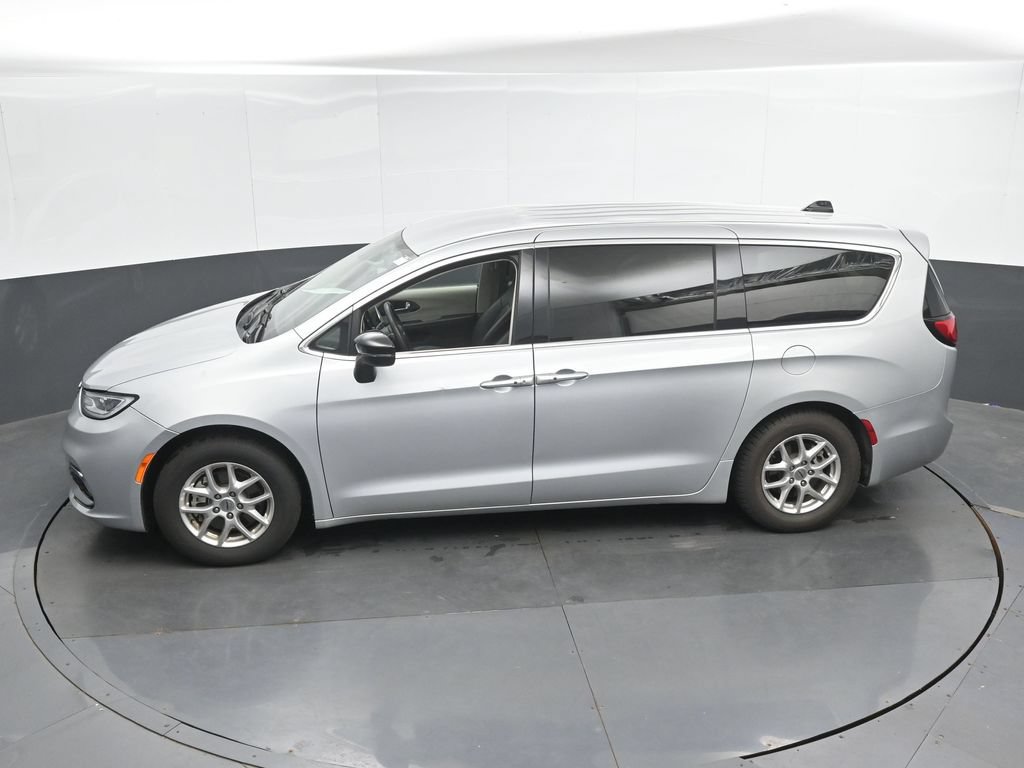 Used 2024 Chrysler Pacifica Touring-L FWD image 37