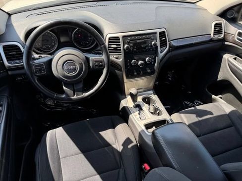 Used 2012 Jeep Grand Cherokee Laredo w/ Laredo E Group AWD/4WD image 9
