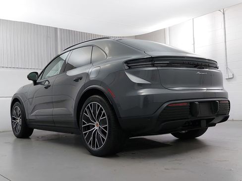 New 2026 Porsche Macan 4 Electric image 3