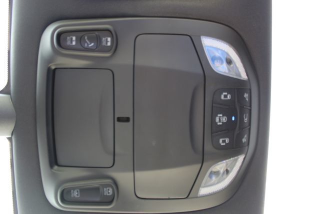 Used 2025 Chrysler Pacifica Limited FWD image 24
