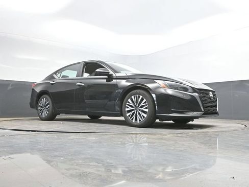 Used 2025 Nissan Altima 2.5 SV FWD image 40
