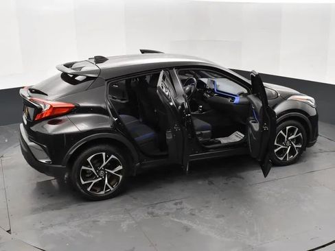 Used 2022 Toyota C-HR XLE image 6