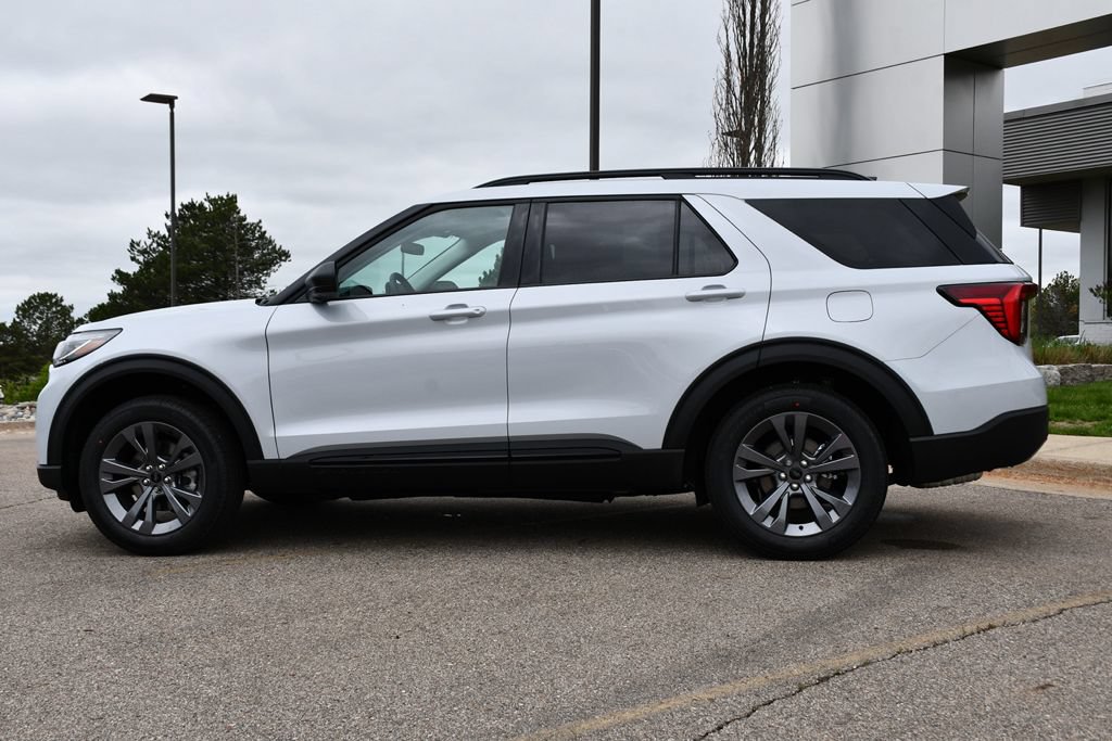 Used 2026 Ford Explorer Active w/ Active Comfort Package AWD/4WD image 3
