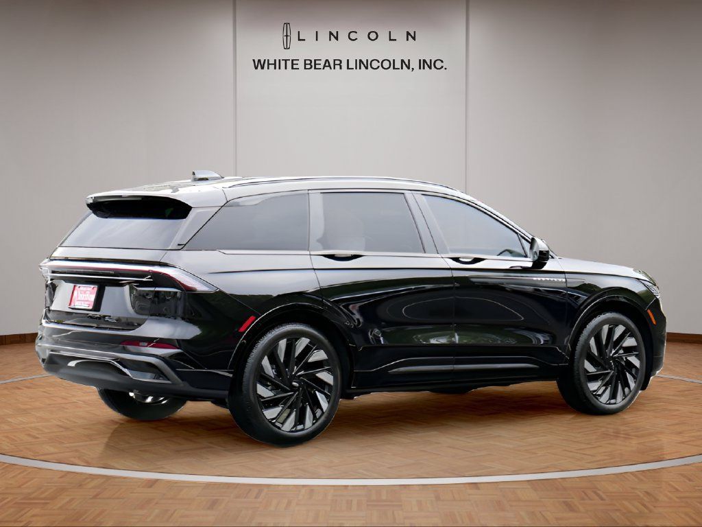 Used 2025 Lincoln Nautilus Reserve AWD/4WD image 5