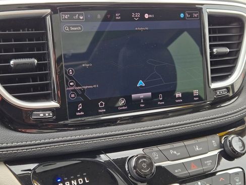 Used 2024 Chrysler Pacifica Limited FWD image 24