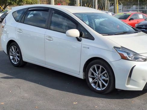Used 2017 Toyota Prius V image 2