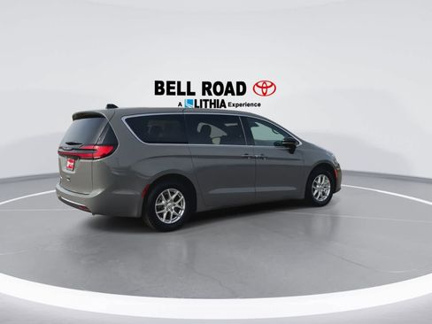 Used 2025 Chrysler Pacifica Select FWD image 8
