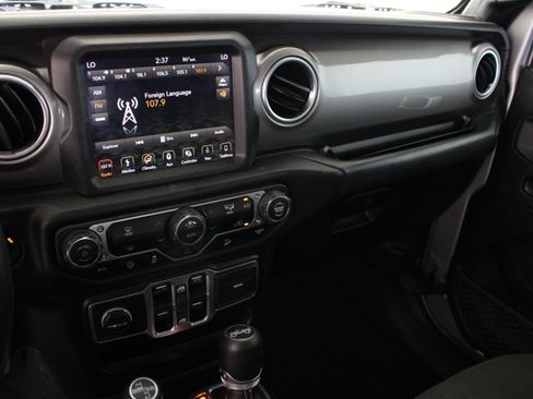 Used 2018 Jeep Wrangler Unlimited Sahara AWD/4WD image 15