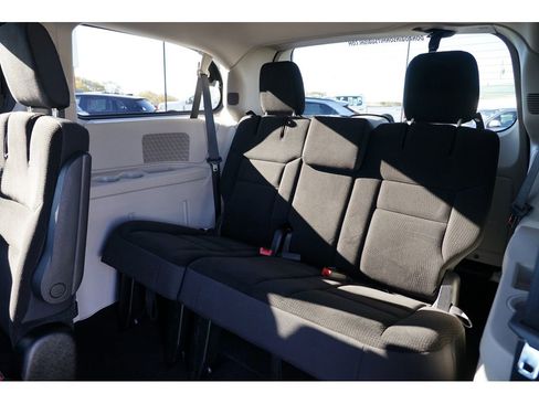 Used 2018 Dodge Grand Caravan SE w/ UConnect Hands-Free Group image 24