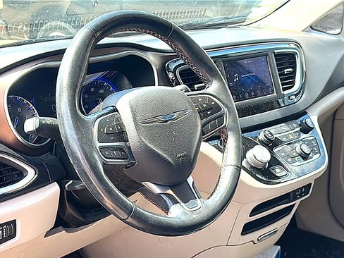 Used 2019 Chrysler Pacifica Touring-L FWD image 5