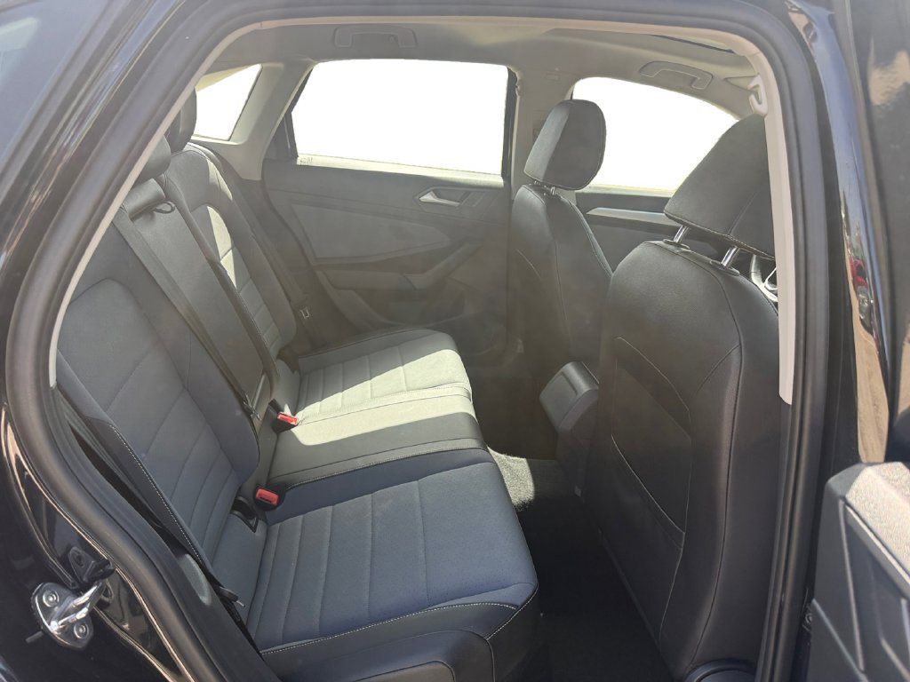 Used 2025 Volkswagen Jetta SE FWD image 17