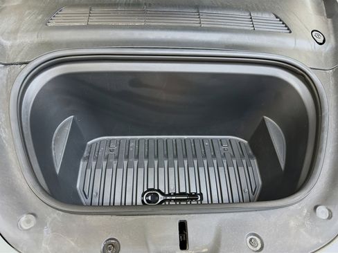 Used 2022 Tesla Model Y Long Range image 36