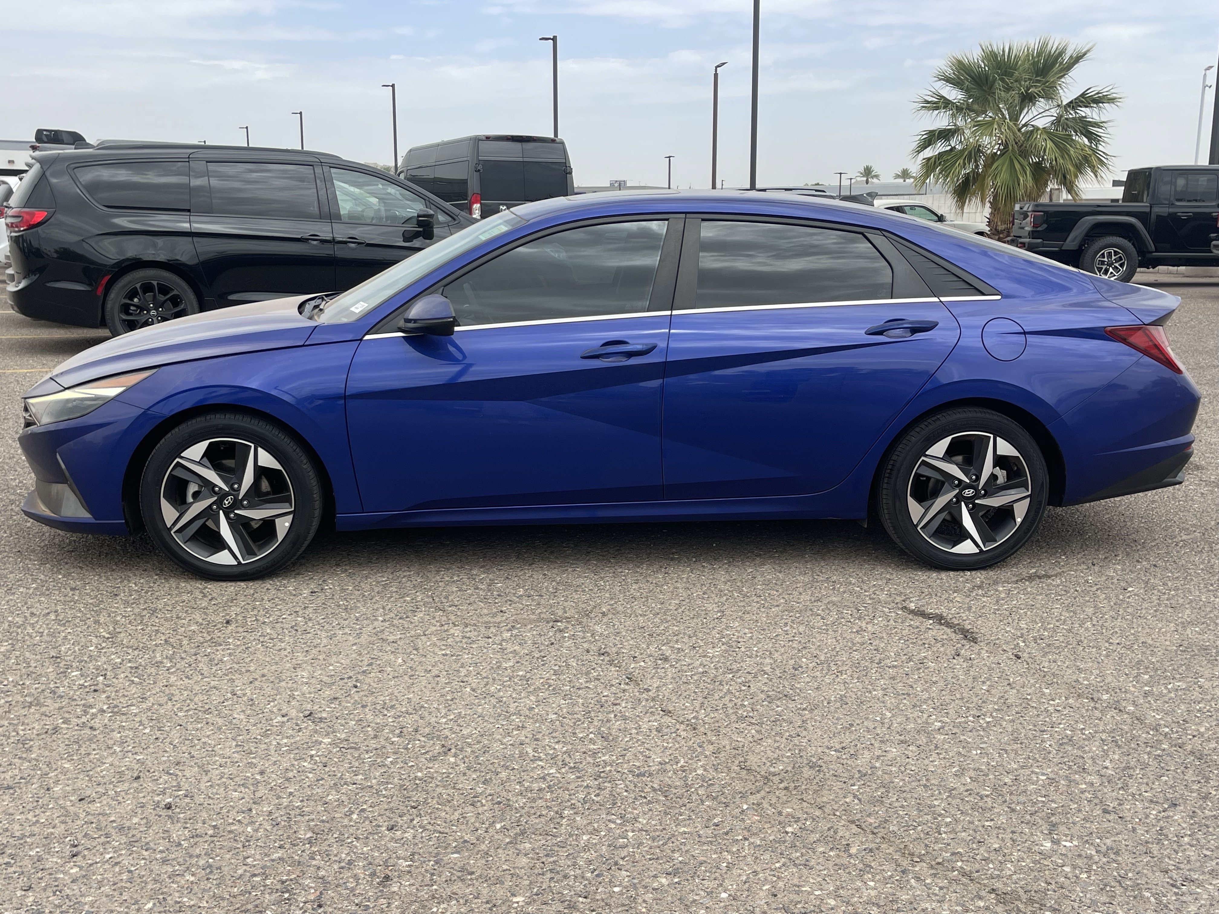 Used 2023 Hyundai Elantra Limited w/ Preferred Accessory Package FWD image 3
