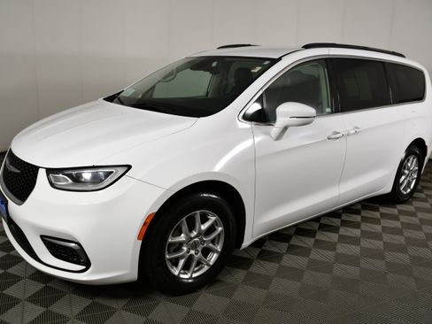 Used 2022 Chrysler Pacifica Touring-L FWD image 10