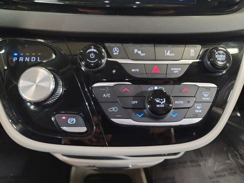 Used 2024 Chrysler Pacifica Touring-L image 18