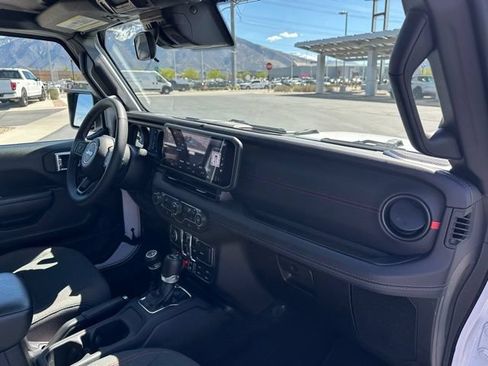 Used 2025 Jeep Wrangler Unlimited Rubicon AWD/4WD image 19