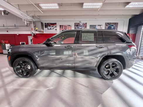 Used 2023 Jeep Grand Cherokee Limited w/ Luxury Tech Group II AWD/4WD image 2