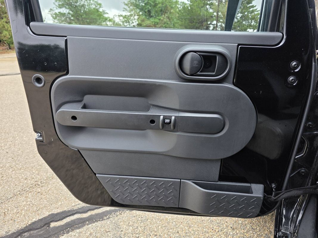 Used 2010 Jeep Wrangler Unlimited Sahara w/ Dual Top Group AWD/4WD image 13