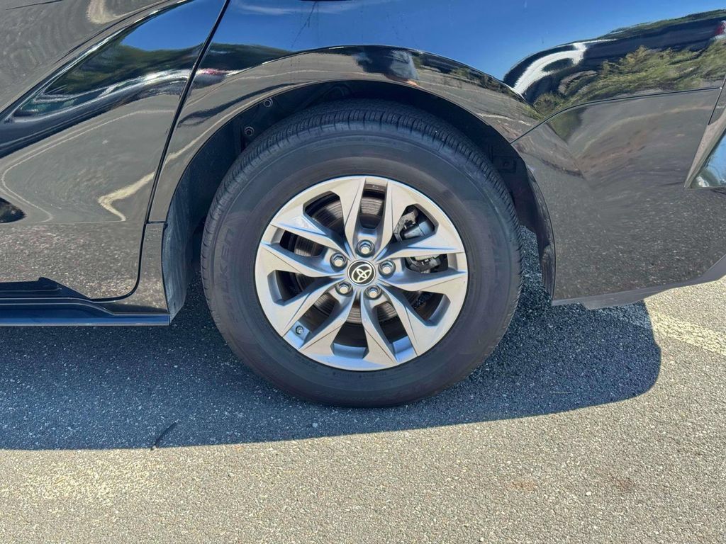 Used 2025 Toyota Sienna LE FWD image 11